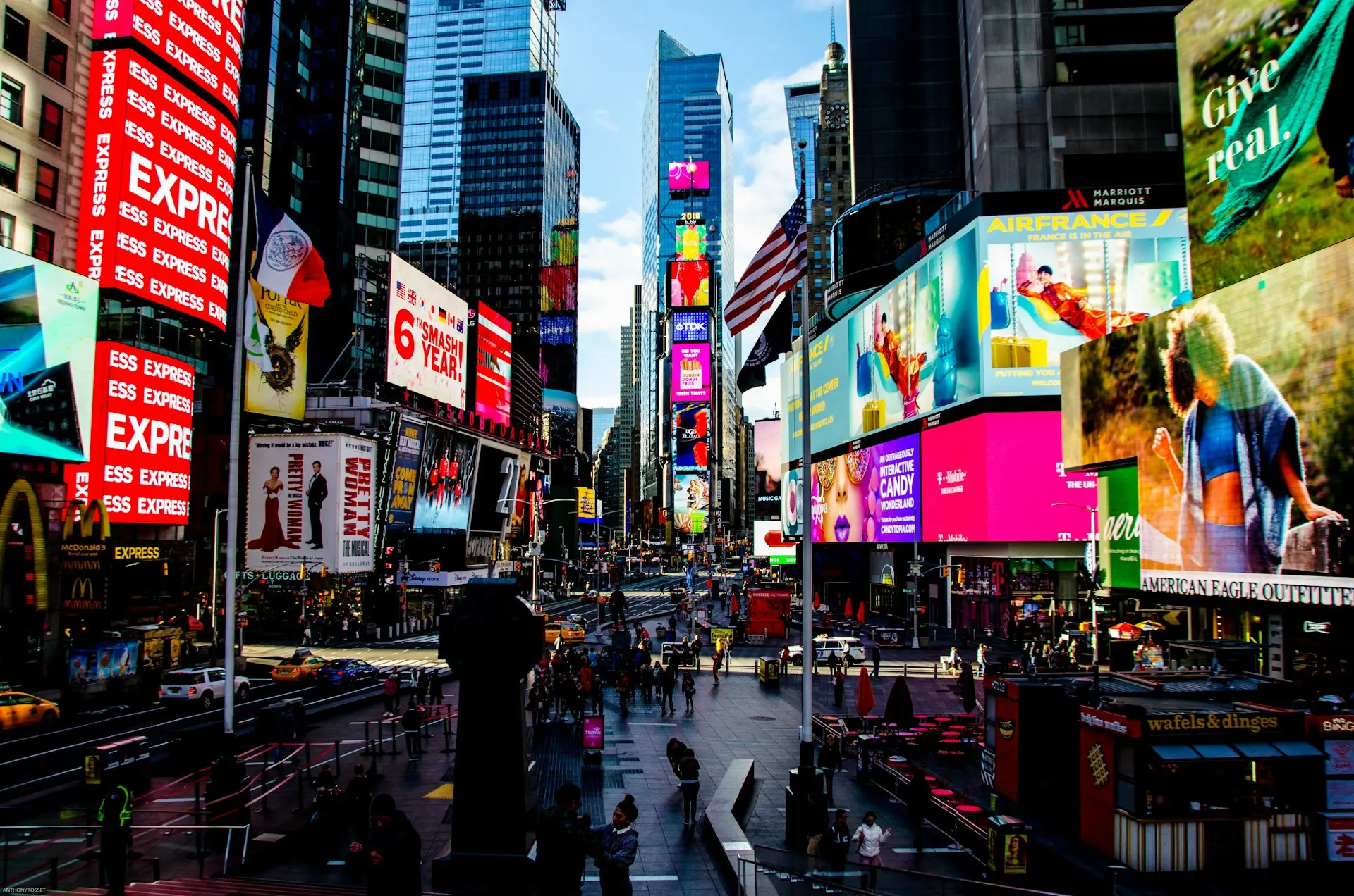 Launch global ad campaigns that convert Icon showing global ad campaign with target arrows and globe