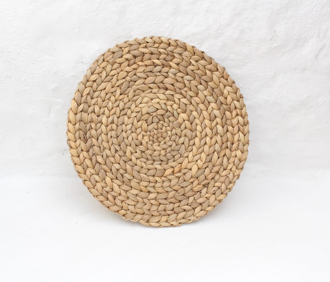 Handwoven round table mat made from natural water hyacinth – eco-friendly dining decor from India