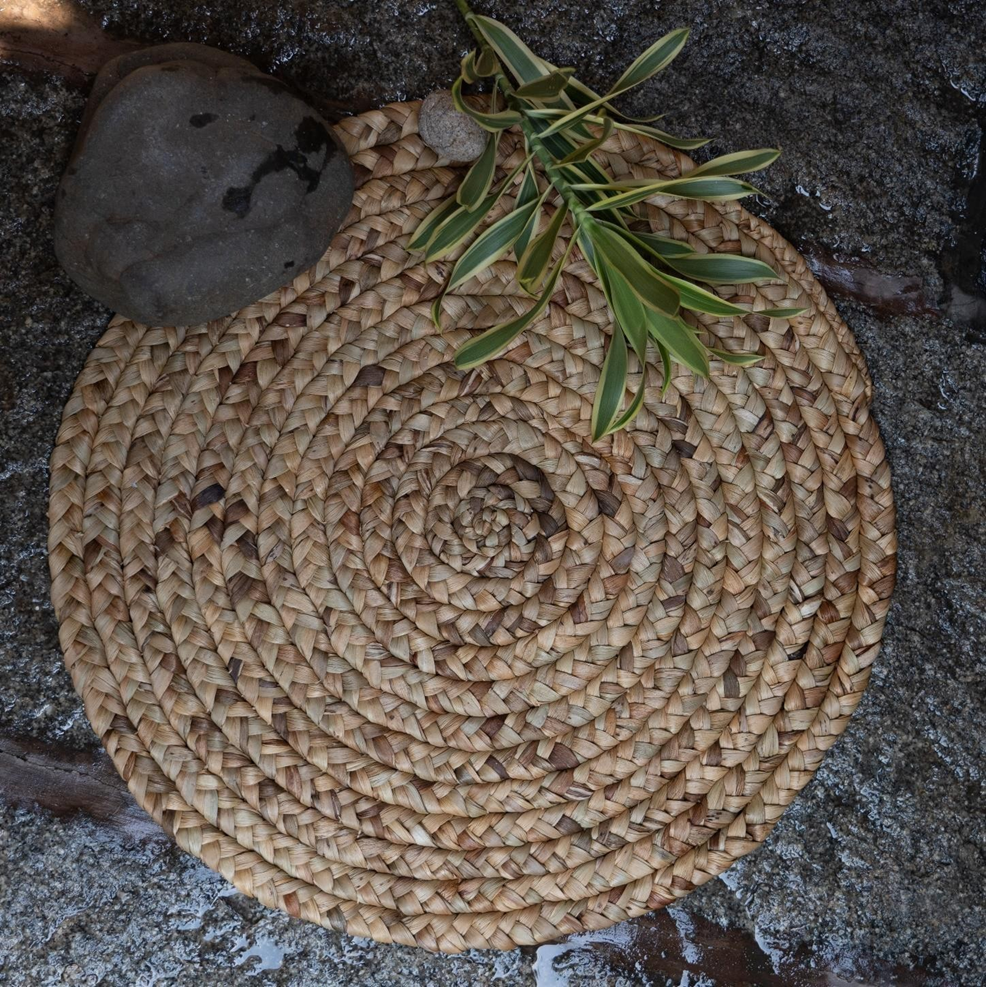 Handwoven round floor mat made from natural water hyacinth – sustainable and decorative mat from India